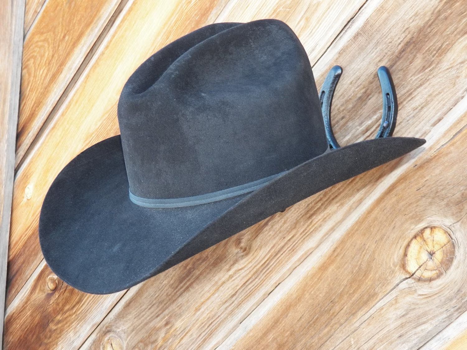 Hat Rack with Horseshoe Touch for Cowboy Hats