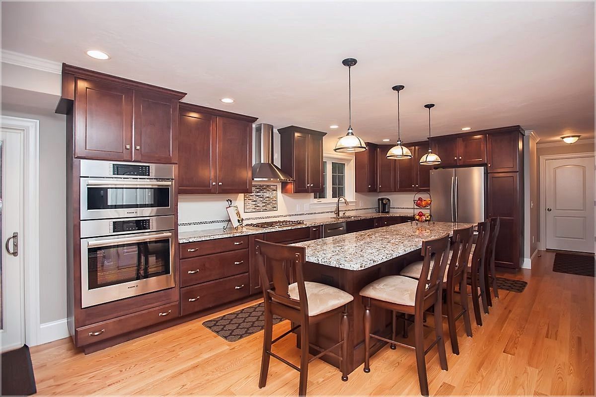  L-shaped kitchen with an island