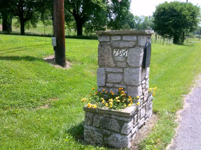 Modern Farm Style Mailbox .jpg