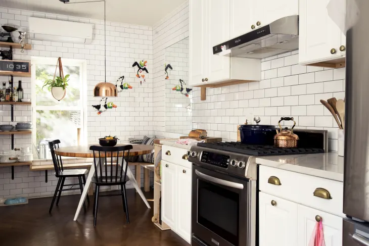 Simple Black Hardware Do-Over in Large Kitchen Spaces