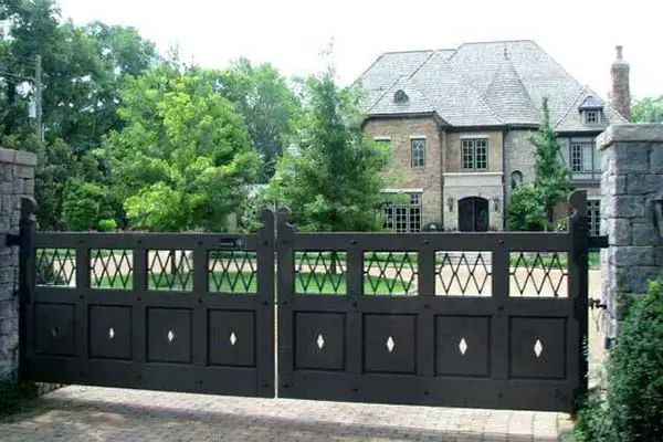 Traditional Metal Driveway Gate