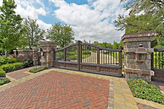 Traditional Metal Driveway Gate