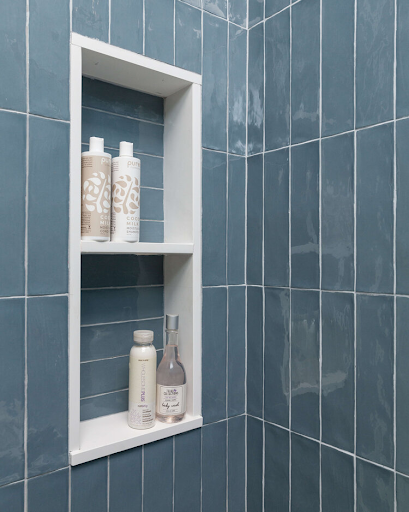 Two-Level Horizontal Shower Niche with White Quartz Trim