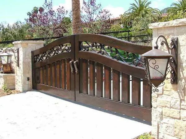 Wooden Gate with Mediterranean Touch